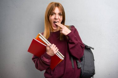 Öğrenci kadın gri arka plan üzerine kusma jest yapma