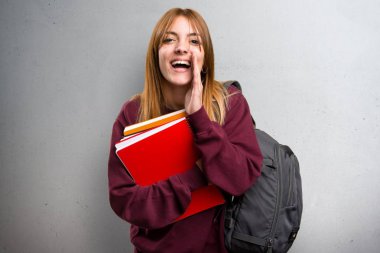 Gri arka plan üzerine bağırarak öğrenci kadın