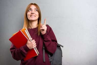 Gri arka plan üzerinde yukarıyı öğrenci kadın