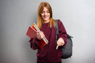 Gri arka plan üzerinde aşağıyı öğrenci kadın