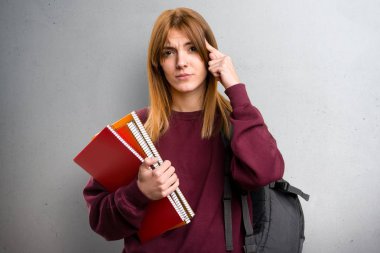 Gri arka plan üzerinde düşünme öğrenci kadın