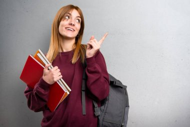 Gri arka plan üzerinde düşünme öğrenci kadın