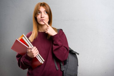 Gri arka plan üzerine şüpheleri öğrenci kadın