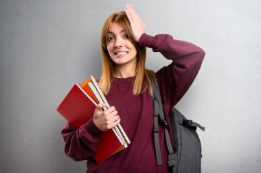 Gri arka plan üzerine şüpheleri öğrenci kadın