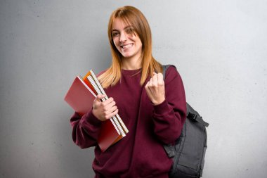 Şanslı öğrenci kadın gri arka plan üzerinde