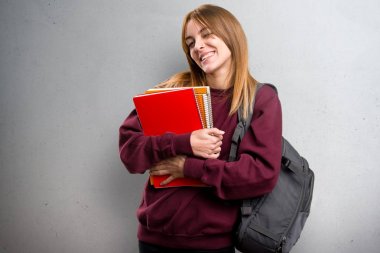 Öğrenci kadın gri arka plan üzerinde göz kırpıyor