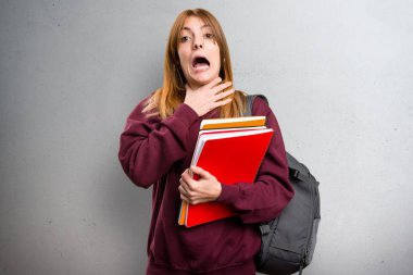 Öğrenci kadın kendini gri arka plan üzerinde boğulma