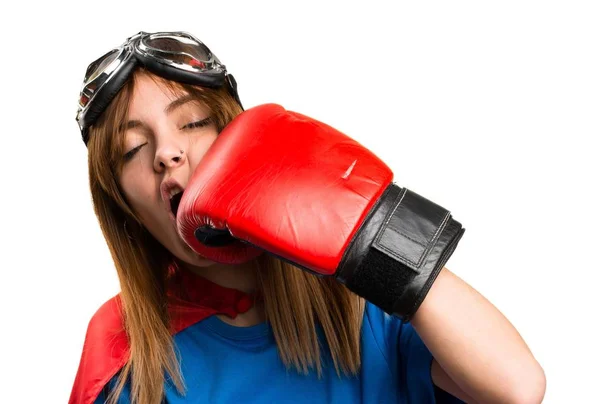 Superheldenmädchen mit Boxhandschuhen gibt einen Punch — Stockfoto