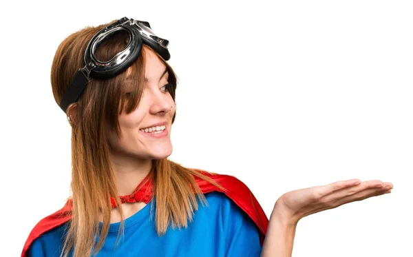 Superhero Ładna dziewczyna trzyma coś — Zdjęcie stockowe