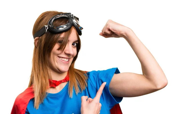 Bastante chica superhéroe haciendo un gesto fuerte —  Fotos de Stock