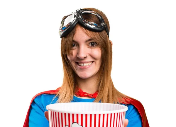 Hübsches Superheldenmädchen isst Popcorn — Stockfoto