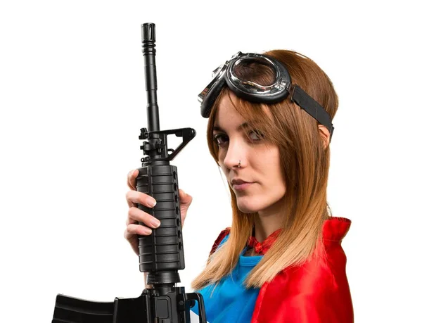 Bella ragazza supereroina con un fucile in mano — Foto Stock