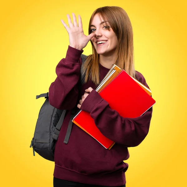 Renkli arka plan üzerinde espri öğrenci kadın