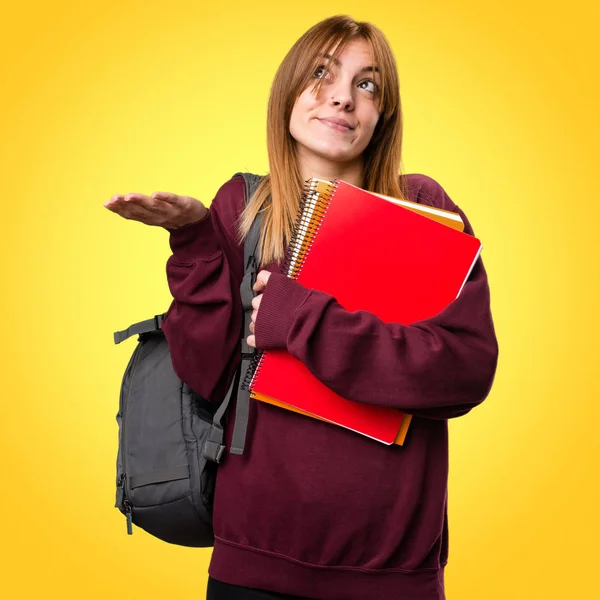 Student vrouw onbelangrijk gebaar op kleurrijke achtergrond maken — Stockfoto