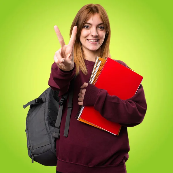 Estudiante contando dos en fondo colorido —  Fotos de Stock