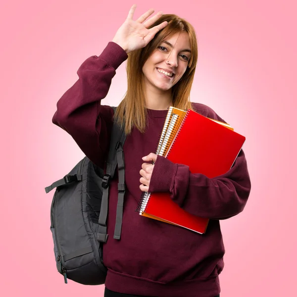 Studerande kvinna salutera på färgstarka bakgrund — Stockfoto