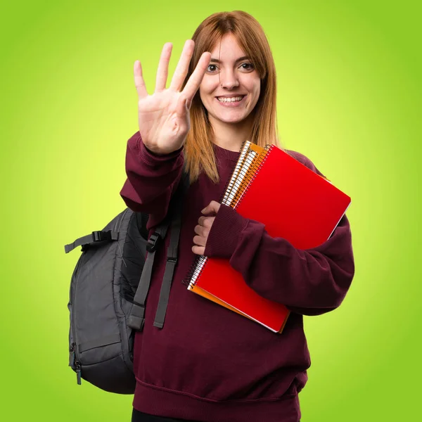 Dört renkli arka plan üzerinde sayma öğrenci kadın