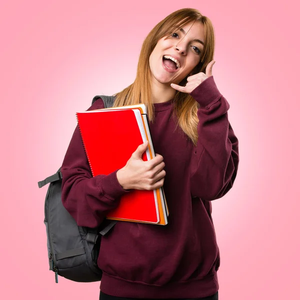 Studentin macht Handygeste vor buntem Hintergrund — Stockfoto