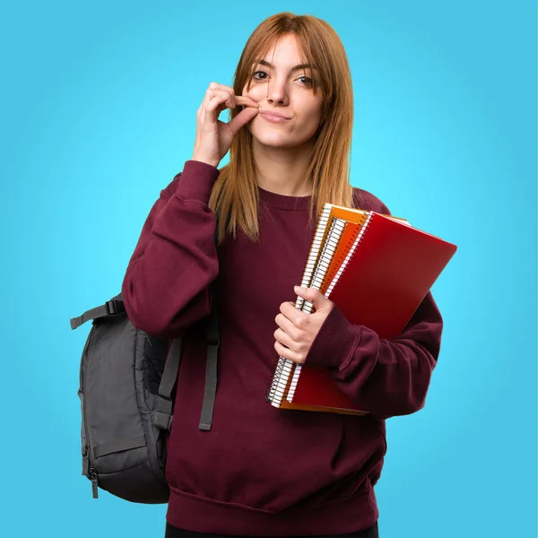 Öğrenci kadın yapma sessizlik jest renkli arka plan üzerinde