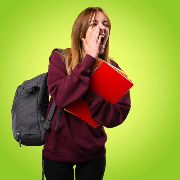 Studerande kvinna skrika på färgstarka bakgrund — Stockfoto