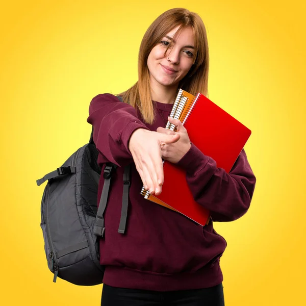 Renkli arka plan üzerinde anlaşma öğrenci kadın