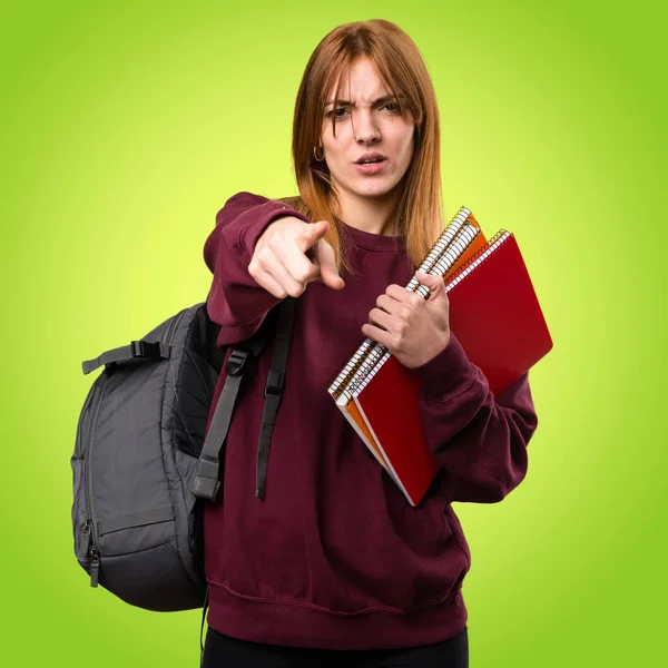 Renkli arka plan üzerinde bağırarak öğrenci kadın