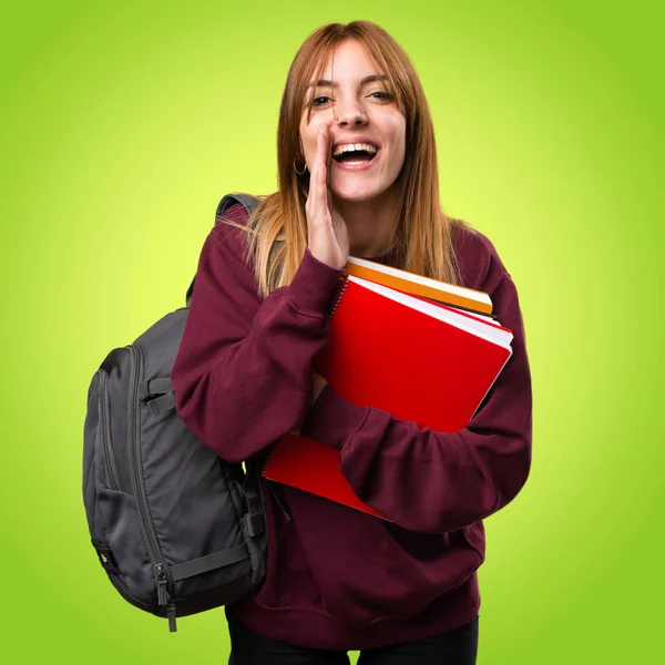 Estudante mulher gritando em fundo colorido — Fotografia de Stock