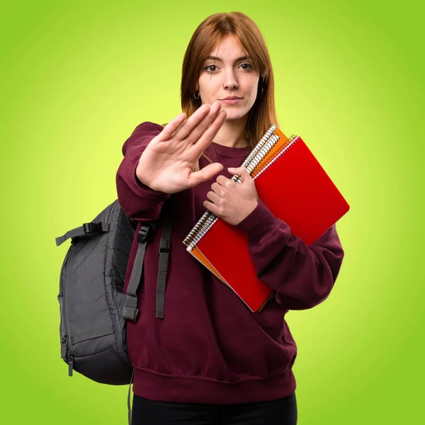 Öğrenci kadın kırmızı renkli arka plan üzerinde yapma