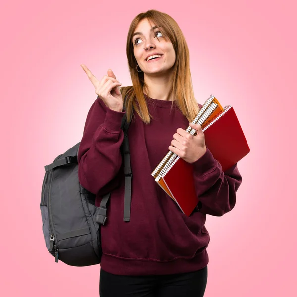 Studentin denkt an bunten Hintergrund — Stockfoto