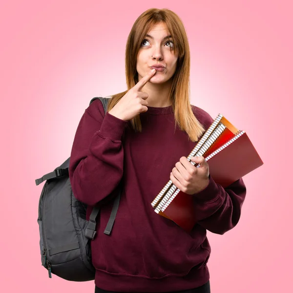 Renkli arka plan üzerinde şüpheleri öğrenci kadın