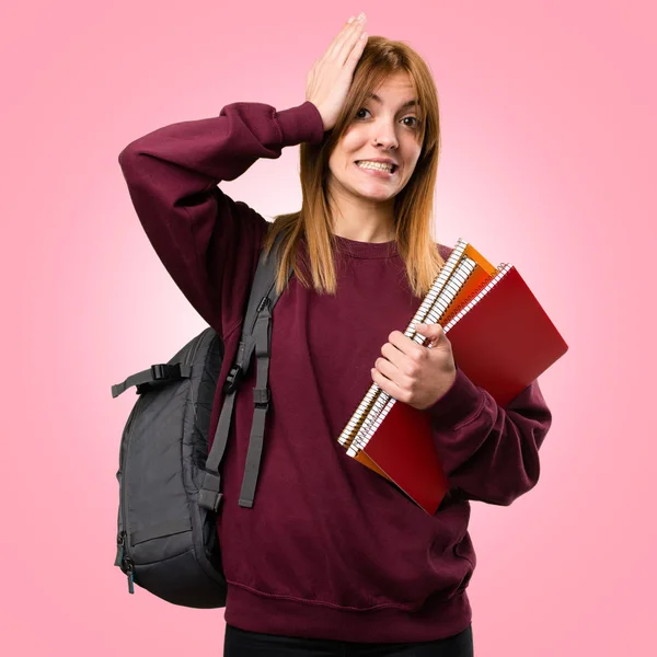 Estudiante mujer teniendo dudas sobre fondo colorido — Foto de Stock