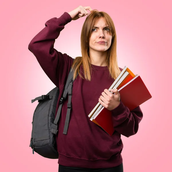 Renkli arka plan üzerinde şüpheleri öğrenci kadın