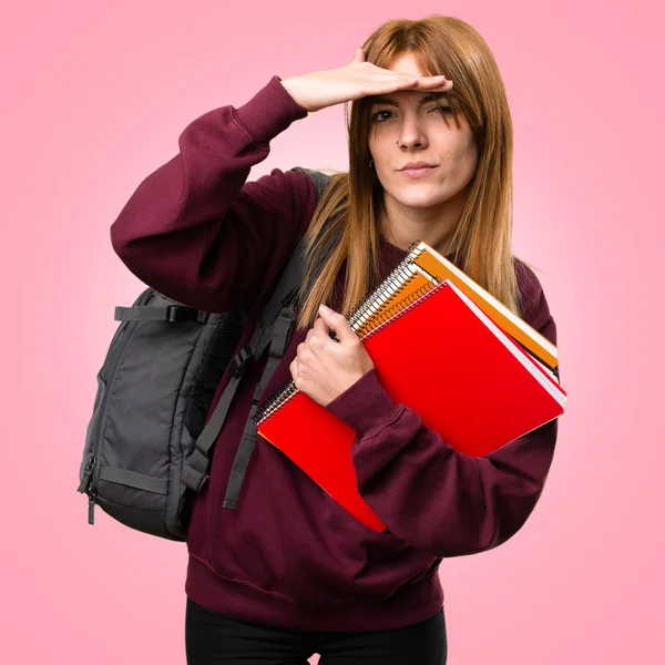 Bir şey renkli arka plan üzerinde gösterilen öğrenci kadın