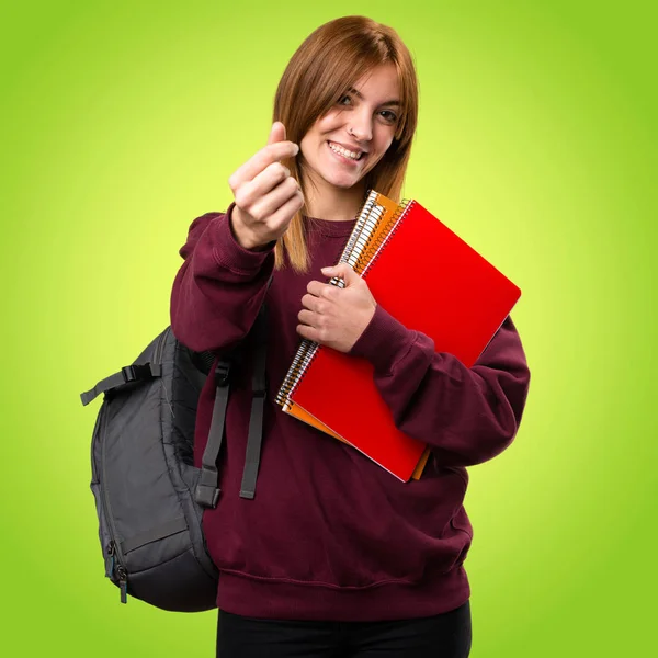 Studentka žena vydělávání peněz gesto na barevné pozadí — Stock fotografie