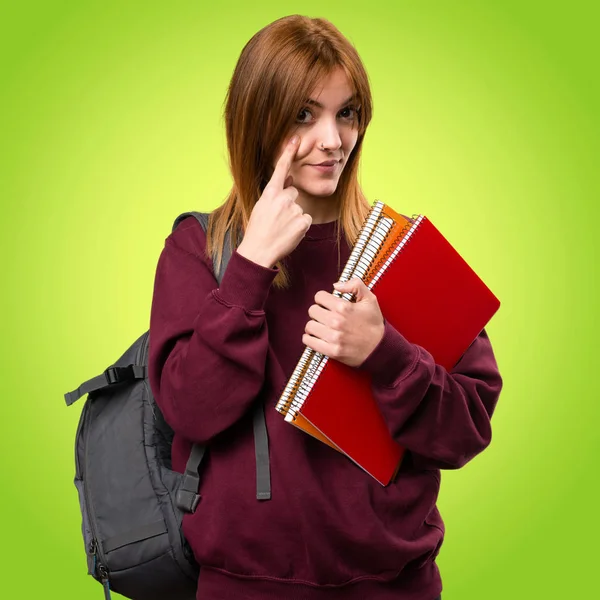 Estudiante mostrando algo sobre fondo colorido — Foto de Stock