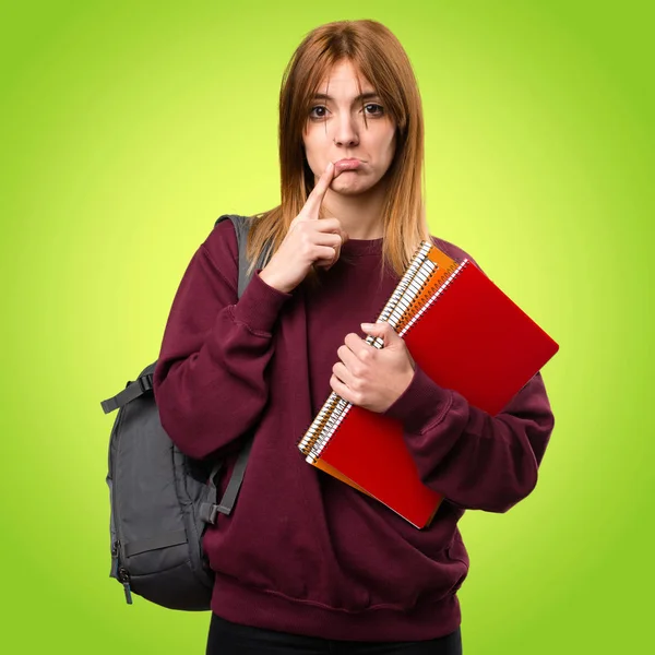 Renkli arka plan üzerinde üzgün öğrenci kadın