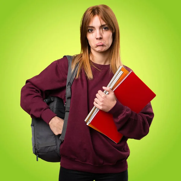 Renkli arka plan üzerinde üzgün öğrenci kadın