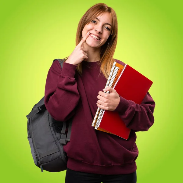 Mulher estudante feliz em fundo colorido — Fotografia de Stock