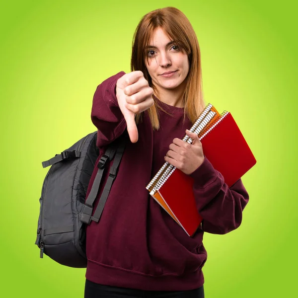 Öğrenci kadın kötü sinyal renkli arka plan üzerinde yapma