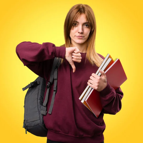 Öğrenci kadın kötü sinyal renkli arka plan üzerinde yapma