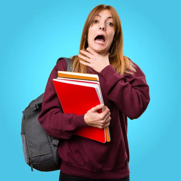 Студентська жінка тоне себе на барвистому фоні — стокове фото