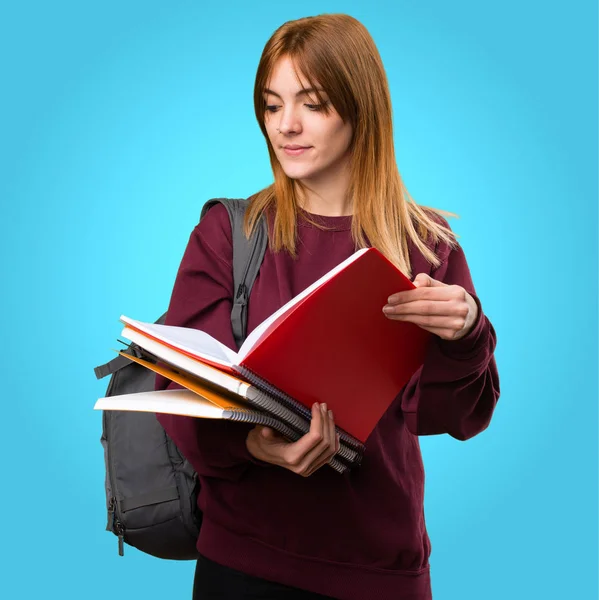 Öğrenci kadın renkli arka plan üzerinde kitap okuma