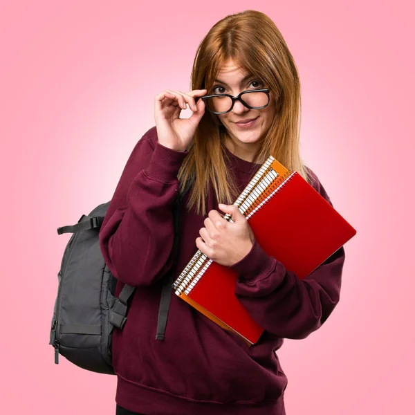 Öğrenci kadın gözlük renkli arka plan üzerinde