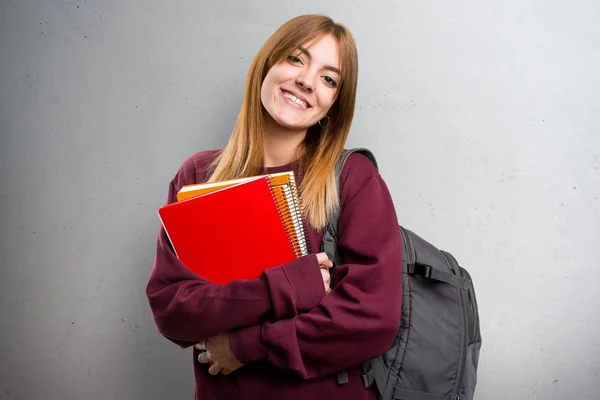 Mujer estudiante feliz sobre fondo gris —  Fotos de Stock