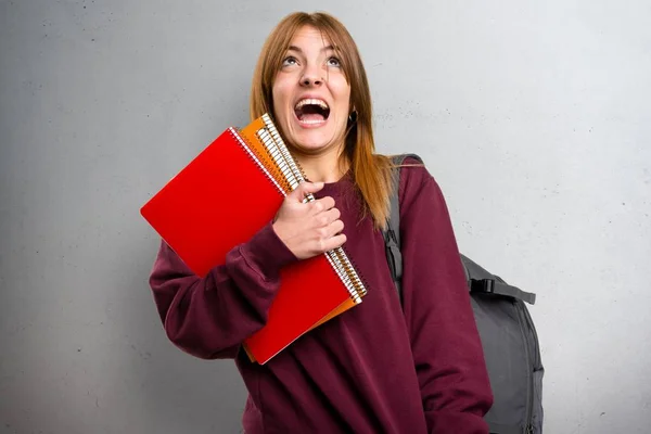 Student kobieta krzyczy na szarym tle — Zdjęcie stockowe