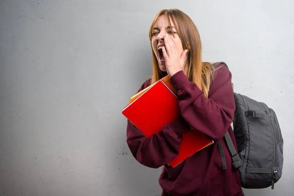 Diák nő kiabált a szürke háttér — Stock Fotó