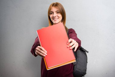 Öğrenci kadın gri arka plan üzerinde