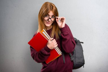 Öğrenci kadın gözlüğü gri arka plan üzerinde olan