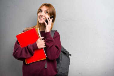 Öğrenci kadın gri arka plan üzerinde için mobil söz