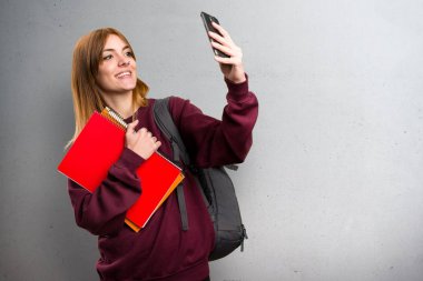 Öğrenci kadın gri arka plan üzerinde için mobil söz